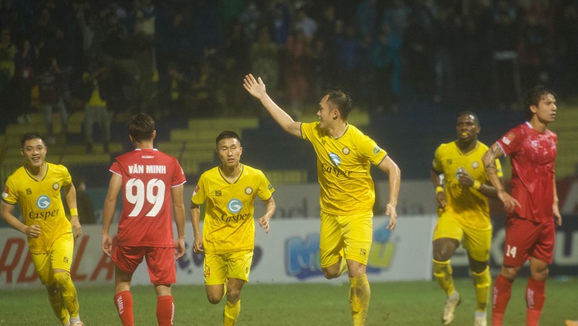 Đông Á Thanh Hoá (áo vàng) vẫn là đội bóng có lối chơi ổn định và đang top đầu bảng xếp hạng, ảnh VPF