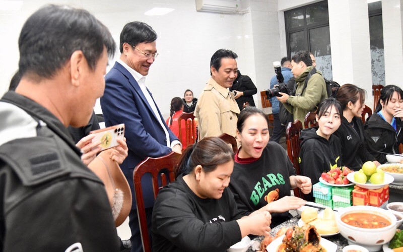 Thứ trưởng Bộ VHTTDL Hoàng Đạo Cương, Cục trưởng Cục TDTT Đặng Hà Việt cùng đại diện các phòng chuyên môn đã tới thăm, kiểm tra bữa ăn của VĐV, HLV vào chiều tối ngày 1/3.