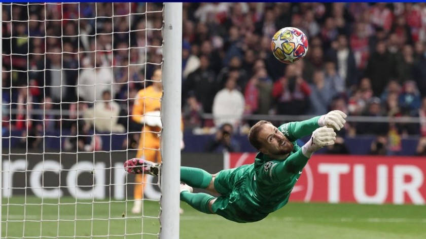 Thủ môn Oblak trở thành người hùng của Atletico Madrid với 2 pha cản phá thành công, đưa đội bóng tiến vào tứ kết. ảnh UEFA