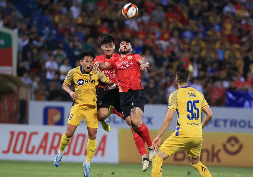 Công an Hà Nội (áo đỏ) bám sát Nam Định trong cuộc đua vô địch V.League, ảnh VPF