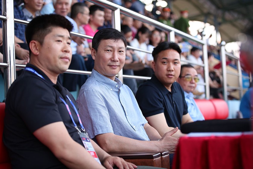 Ông Kim Sang Sik (ngồi giữa) đã trở thành HLV đội tuyển Việt Nam. Ảnh VPF