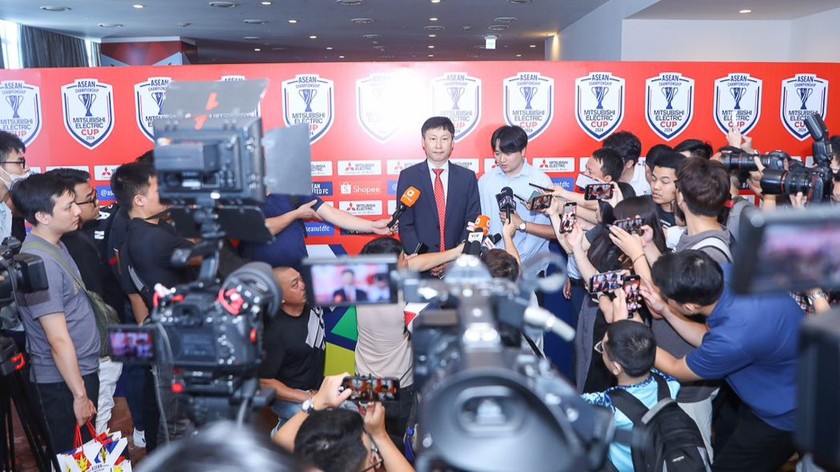 HLV trưởng Kim Sang Sik trả lời báo chí sau Lễ bốc thăm AFF Cup 2024. Ảnh VFF 