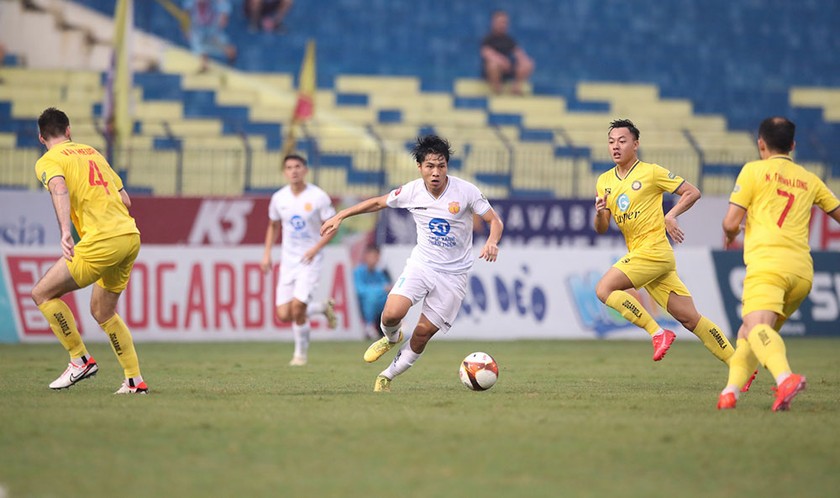 Khó đội bóng nào cản được đội bóng Nam Định (áo trắng) đến chức vô địch. Ảnh VPF