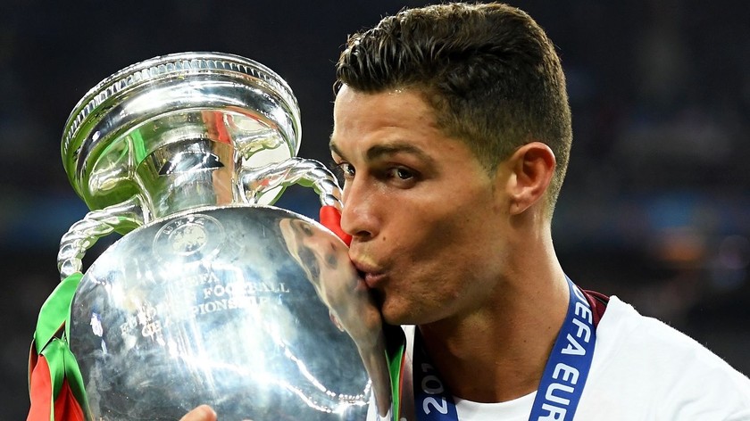 Tiền đạo Cristiano Ronaldo từng cùng Bồ Đào Nha vô địch EURO. Ảnh Euro