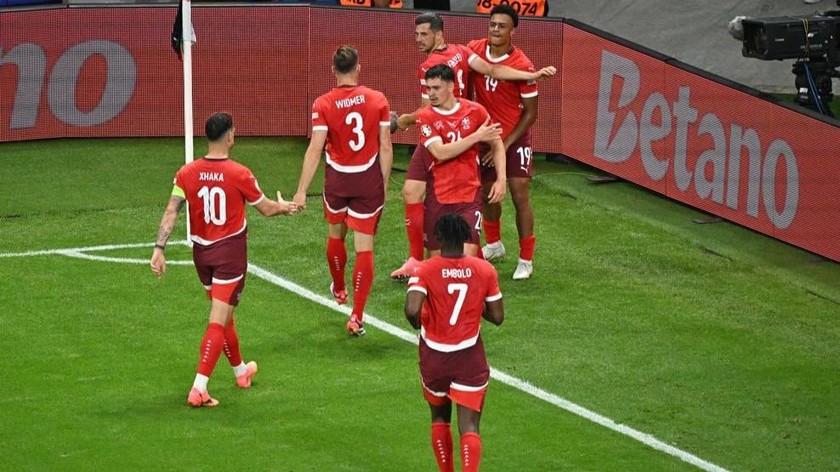 Thuỵ Sĩ đã gây khó khăn cho đội chủ nhà trong một trận hoà 1-1. Ảnh Euro