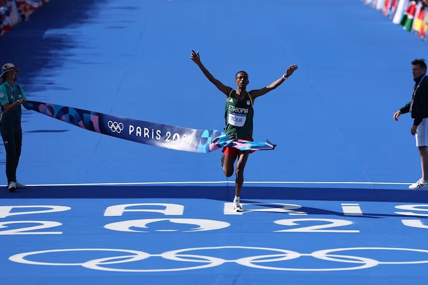 Tola Tamirat VĐV của Ethiopia đã chinh phục đường chạy Marathon Paris 2024 (Ảnh Olympic)