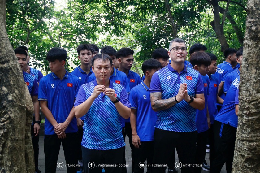 HLV trưởng Cristiano Roland, cùng các cầu thủ đội tuyển U17 Việt Nam dâng hương tưởng nhớ các vua Hùng (Ảnh VFF)