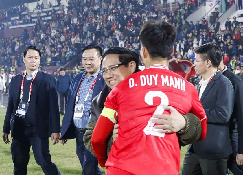 Thủ tướng Phạm Minh Chính chúc mừng đội trưởng Duy Mạnh trong trận thắng Myanmar 5-0 trên sân Việt Trì (Ảnh VFF)