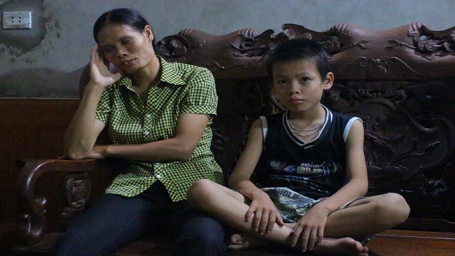 Cháu Nguyễn Mạnh L và chị Ngô Thị Thường (mẹ cháu bé) đang thuật lại vụ bắt cóc lấy nội tạng bất thành.
