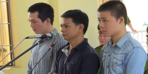 Ba bị cáo (từ trái sang): Phát, Tâm và Khỏe tại tòa