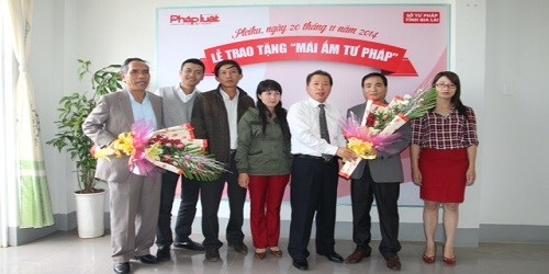 Tiến sĩ Đào Văn Hội, Tổng Biên tập Báo Pháp luật Việt Nam tặng hoa lưu niệm cho đại diện Sở Tư pháp tỉnh Gia Lai và Cục Thi hành án dân sự tỉnh Gia Lai.