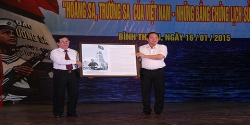 Thứ trưởng Bộ TT&TT Trương Minh Tuấn trao tặng tư liệu cho tỉnh Bình Thuận