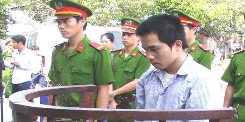 Bị cáo trước vành móng ngựa.