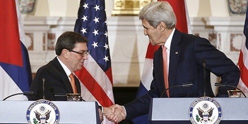 Ngoại trưởng Cuba Bruno Rodriguez và Ngoại trưởng Mỹ  John Kerry bắt tay nhau trong Lễ thượng cờ.