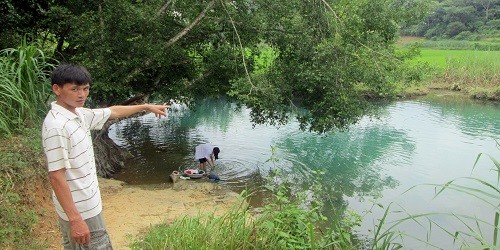 Anh Long Văn Cao, Bí thư Chi bộ bản Chang chỉ  khu vực mà người dân đi lại qua sông để canh tác.