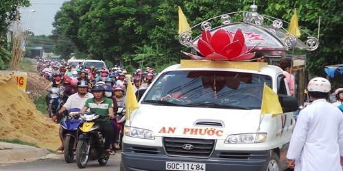 Hàng trăm người dân đi xe máy theo đưa tiễn bốn nạn nhân trong vụ hỏa hoạn về nơi an nghỉ. Ảnh: Trường Nguyên.