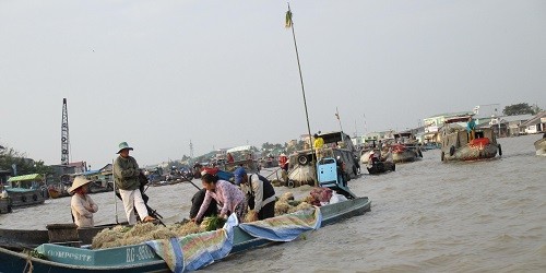 Cảnh buôn bán trên chợ nổi Cái Răng.