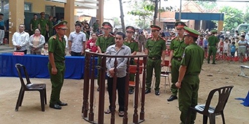 Bị cáo trước vành móng ngựa.