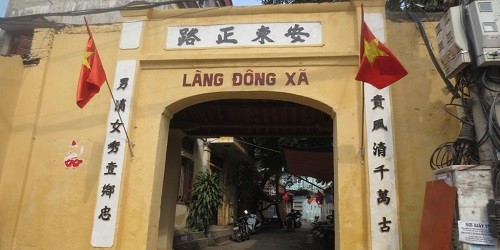 Cổng làng Đông Xã.