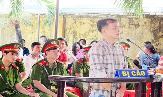 Bị cáo trước vành móng ngựa.