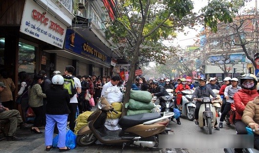 Xếp hàng mua bánh chưng Quốc Hương mỗi dịp Tết.