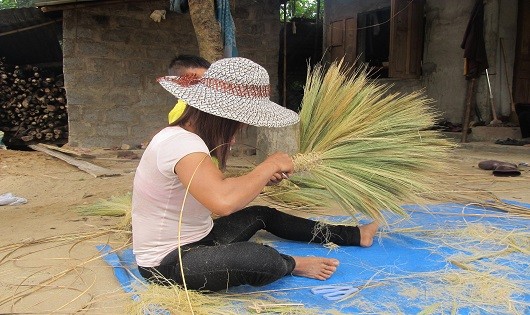 Nhờ làm chổi đót, thời gian nông nhàn của người dân không còn phí phạm.