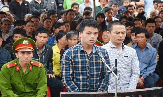 Các bị cáo trước vành móng ngựa.