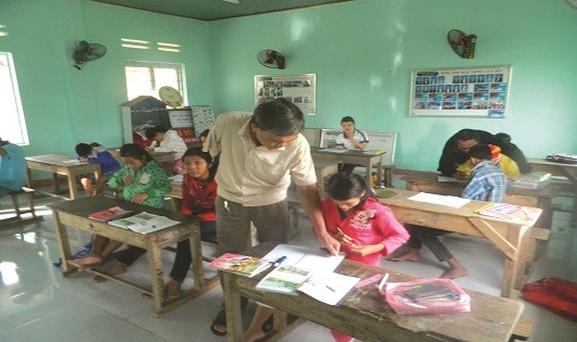 Do các em bị khuyết tật, khó khăn trong việc học hành nên mỗi lần đứng lớp luôn có 2 thầy giáo.
