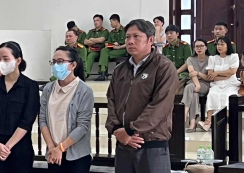 Bị cáo Trần Thanh Phong (áo nâu) tại phiên xét xử sơ thẩm.