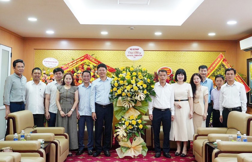 Thứ trưởng Nguyễn Thanh Tịnh cùng Đoàn công tác chúc mừng Ban Tuyên giáo Trung ương.