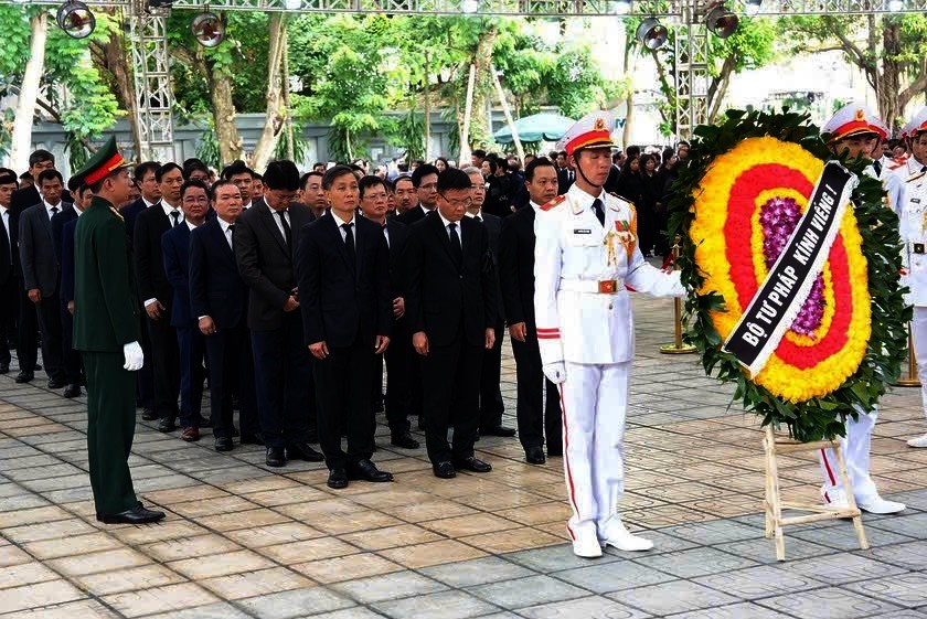 Đoàn Bộ Tư pháp do đồng chí Lê Thành Long, Ủy viên Trung ương Đảng, Phó Thủ tướng Chính phủ, Bộ trưởng Bộ Tư pháp dẫn đầu đã vào viếng Tổng Bí thư Nguyễn Phú Trọng và chia buồn cùng gia quyến.