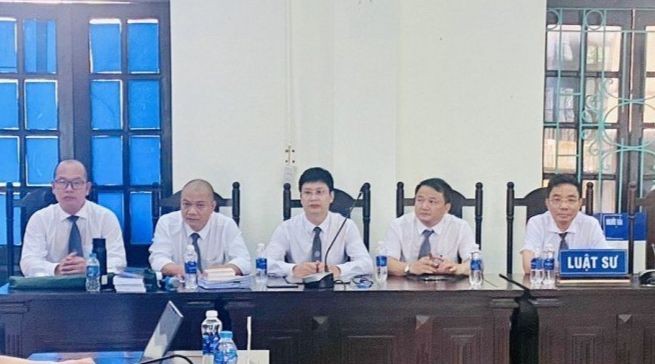 Các luật sư tại tòa.