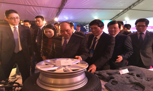 Thủ tướng Nguyễn Xuân Phúc thăm gian triển lãm của TMV