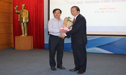 Ông Hoàng Quang Phòng - Phó Chủ tịch VCCI tặng hoa và trao thưởng cho tác giả đạt giải A
