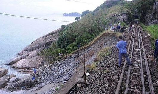 Đoạn sạt lở có có địa hình khó khăn, phức tạp vì vậy công tác sửa chữa gặp rất nhiều khó khăn. 