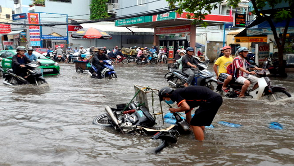 Giao thông đi lại khó khăn mỗi khi triều cường tại TP HCM