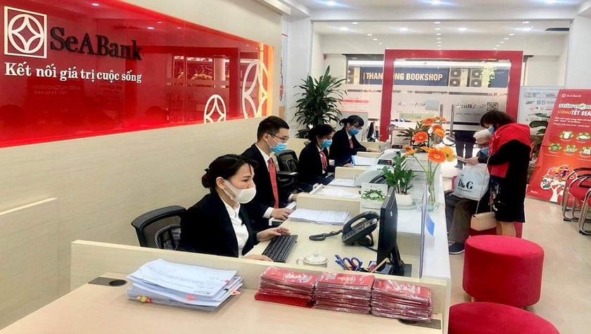 Nhân viên SeABank và khách hàng đeo khẩu trang khi giao dịch 