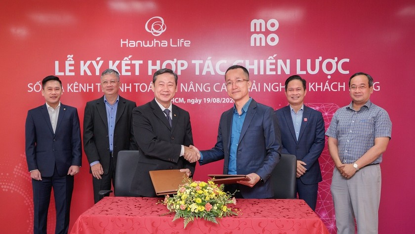 Hanwha Life Việt Nam ký kết hợp tác chiến lược cùng Ví điện tử MoMo và đơn vị trung gian thanh toán Payoo