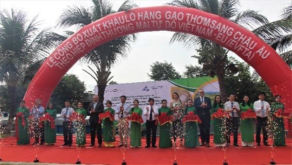 Lãnh đạo Bộ NN&PTNT cùng các đại biểu cắt băng phát lệnh xuất phát đoàn tàu chở gạo XK sang châu Âu theo EVFTA.