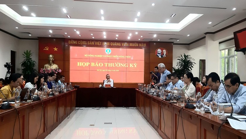 Thứ trưởng Phùng Đức Tiến chủ trì buổi Họp báo.