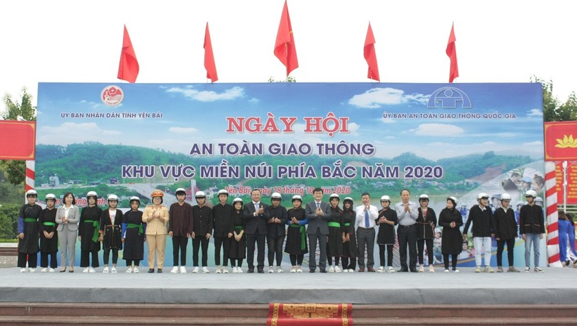 các đại biểu tham gia ngày hội an toàn giao thông khu vực miền núi phía Bắc