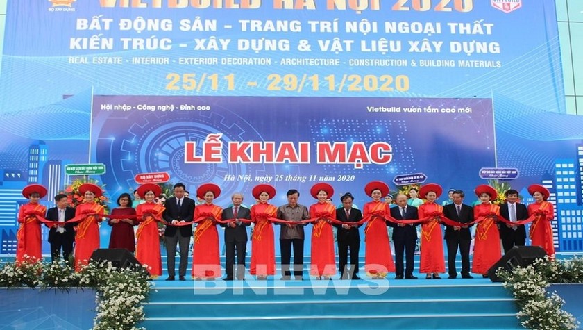 Cắt băng khai mạc triển lãm.