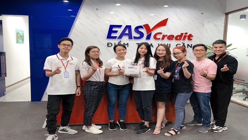 Tập thể EASY CREDIT quyên góp ủng hộ “Vì miền Trung thân yêu”.