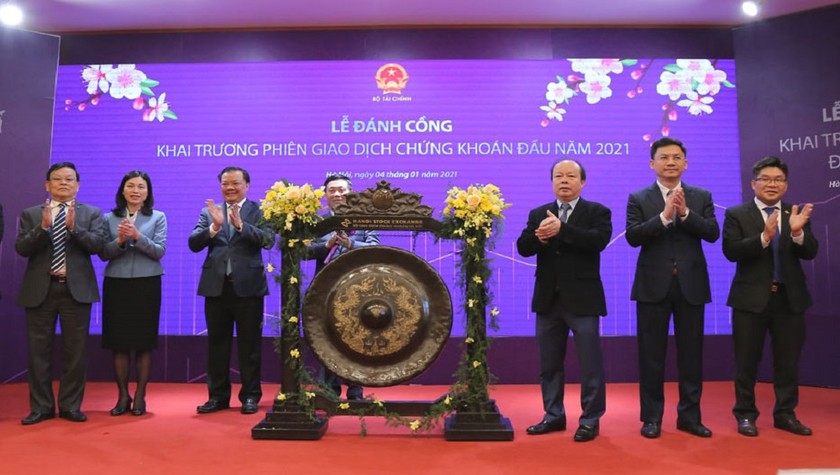 Đánh cồng khai trương phiên giao dịch chứng khoán đầu năm 2021.