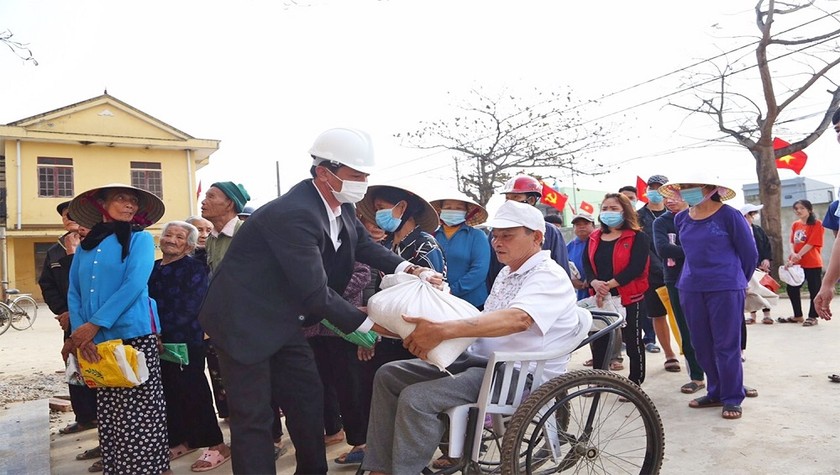 Đưa gạo DTQG đến tận tay người dân trước Tết Nguyên đán.