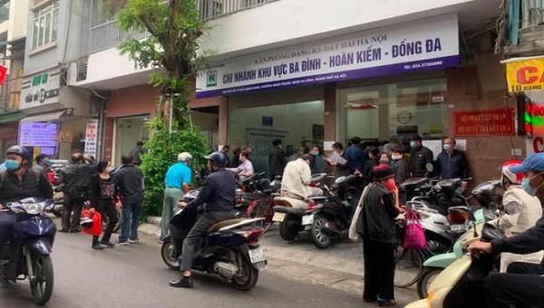 Người dân đổ xô đi nộp thiền SDĐ trong ngày cuối tuần