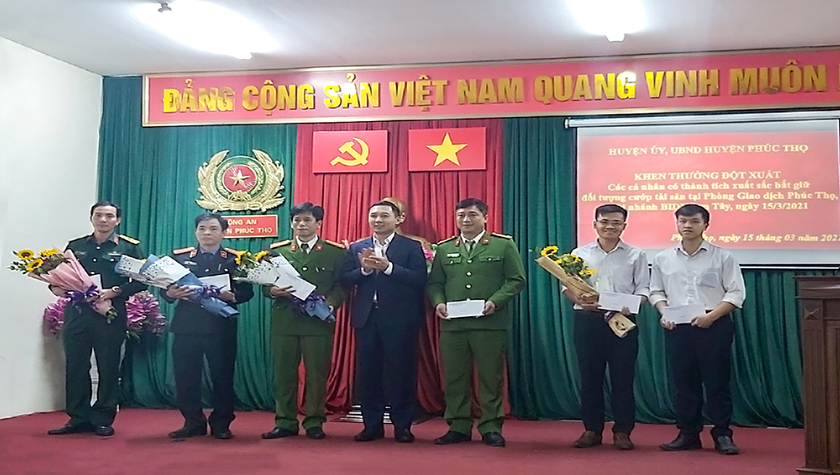 Khen thưởng lực lượng công an, bộ đội và bảo vệ tham gia bắt đối tượng cướp ngân hàng