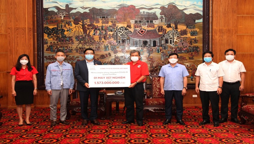 Toyota Việt Nam hỗ trợ trang, thiết bị phòng chống dịch bệnh COVID-19 cho tỉnh Vĩnh Phúc