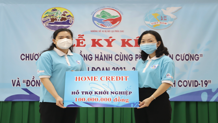 Phó Chủ tịch Hội LHPN Việt Nam Đỗ Thị Thu Thảo trao tặng 100 triệu đồng do Home Credit hỗ trợ khởi nghiệp cho lãnh đạo Hội Phụ nữ tỉnh Đồng Tháp.