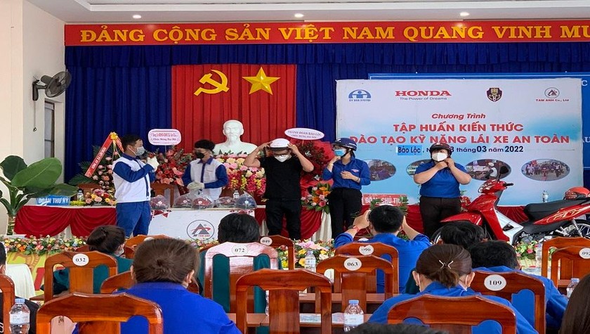 HEAD Tâm Anh hướng dẫn đội mũ bảo hiểm